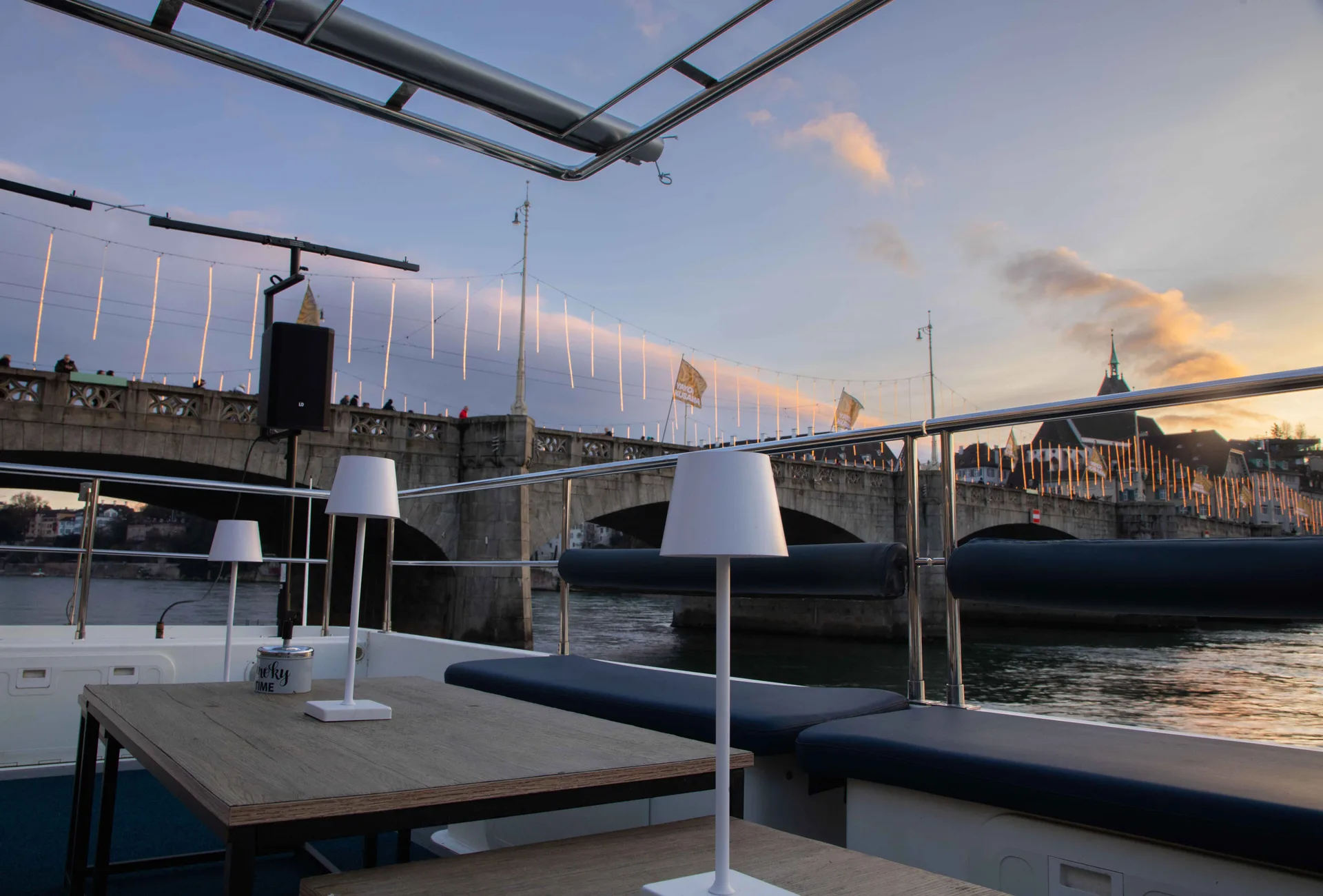 RhyLounge Deck mit Blick auf den Basler Rhein